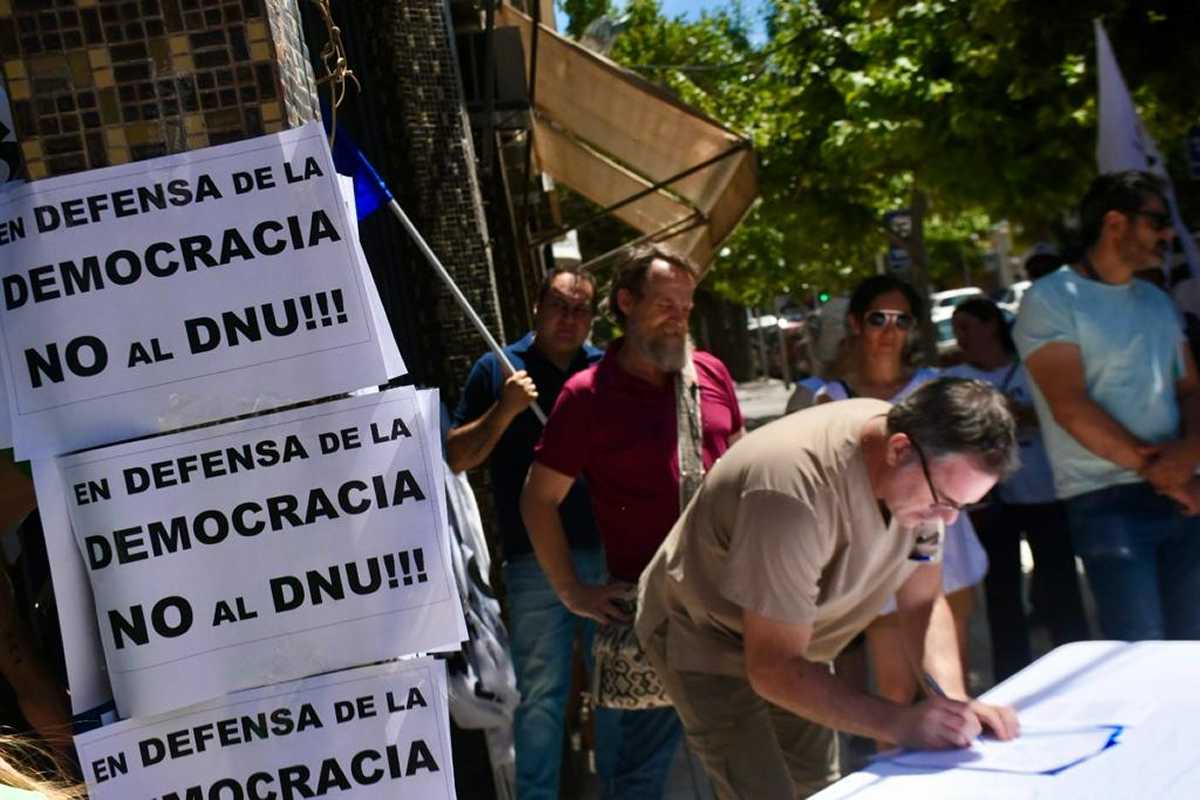 Los gremios suman a otras organizaciones y firmas individuales al amparo colectivo contra el DNU (foto Matías Subat)