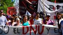 Imagen de Marcha en Neuquén en rechazo a la Ley Ómnibus y al DNU, convocada por organizaciones sociales