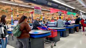 El supermercado de Neuquén desafió la ley otra vez: es la segunda multa millonaria por mostrar ultraprocesados en las cajas