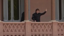 Imagen de Video: Milei se asomó a saludar por el balcón de Casa Rosada, en medio de la polémica por el DNU