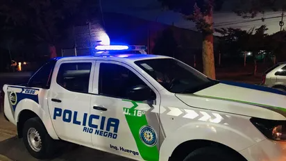 El personal de la policía llegó al lugar para rescatar a la mujer y a su hijo de 10 años. foto: archivo.