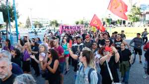 Marcha contra el protocolo antipiquete en Roca: hubo poca presencia policial y no se registraron incidentes