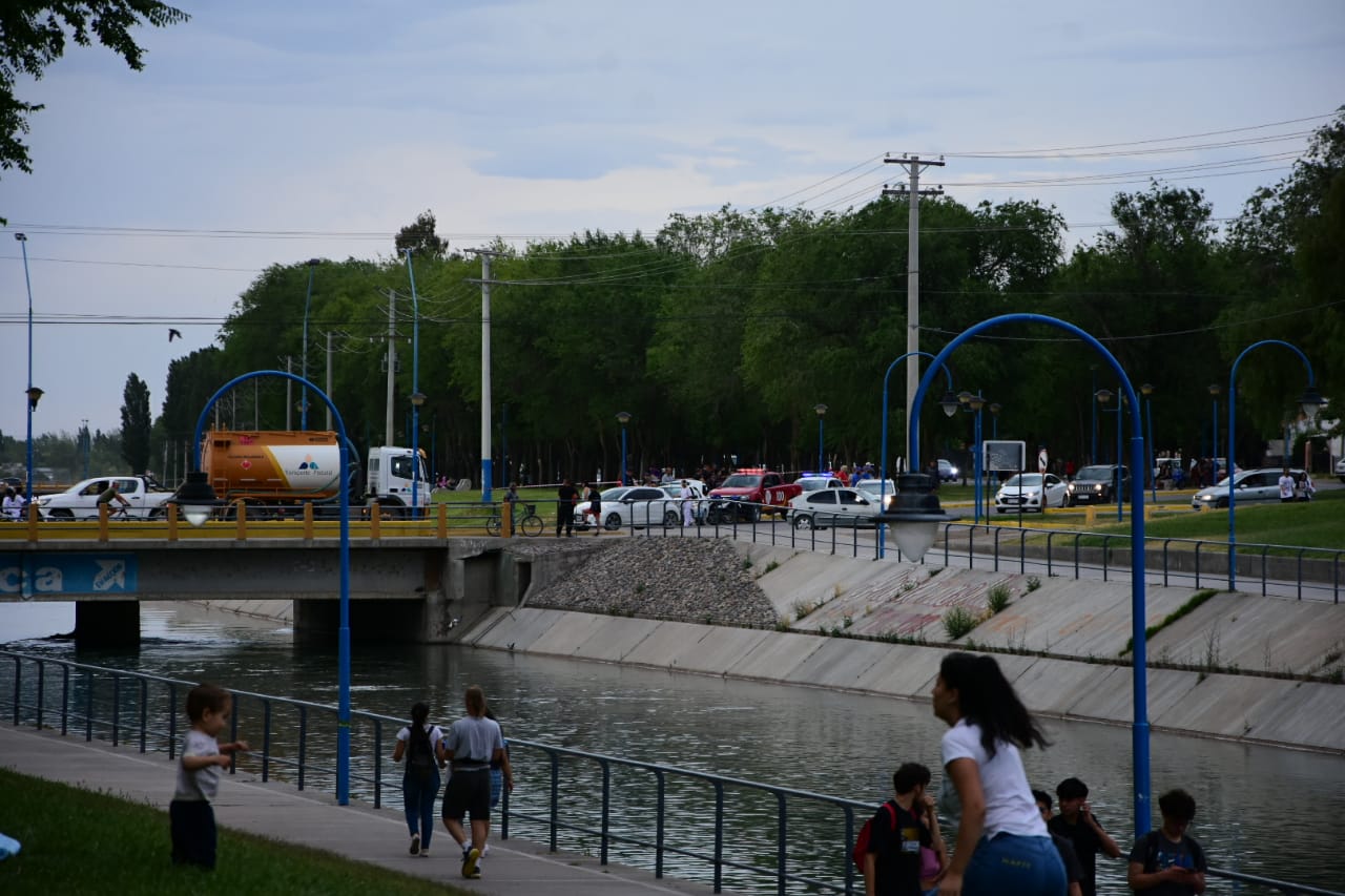 Encontraron a un hombre muerto en un canal y sospechan de un accidente