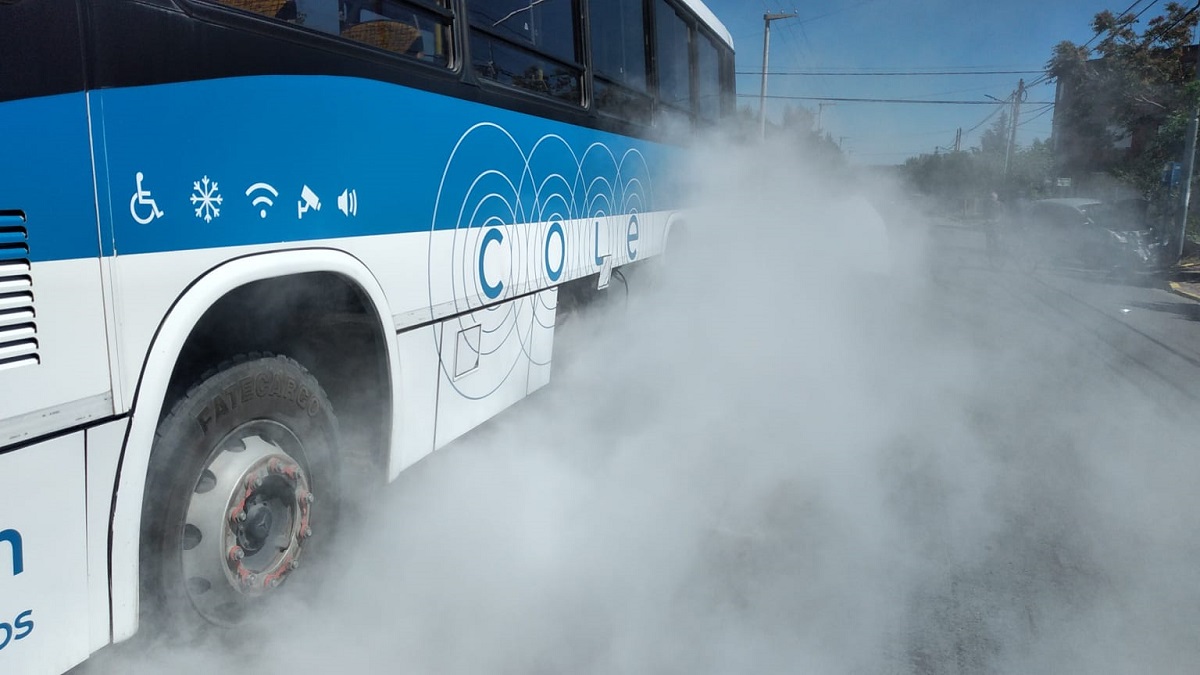 El colectivo terminó con importes daños en el tanque de combustible. Foto: gentileza. 