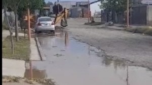 Inundación en Fernández Oro: una máquina rompió un caño y llenó de agua a los vecinos