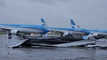 Imagen de El temporal en Buenos Aires dañó 20 aviones de Aerolíneas Argentinas: qué pasa con los vuelos