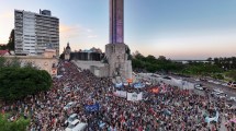 Imagen de Multitudinaria marcha contra el DNU de Milei en Rosario: «Avasalla las instituciones»