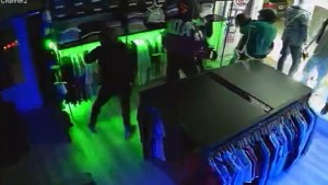 Video | Robo millonario a un comercio en Fernández Oro: «Muy triste y más en esta fecha»