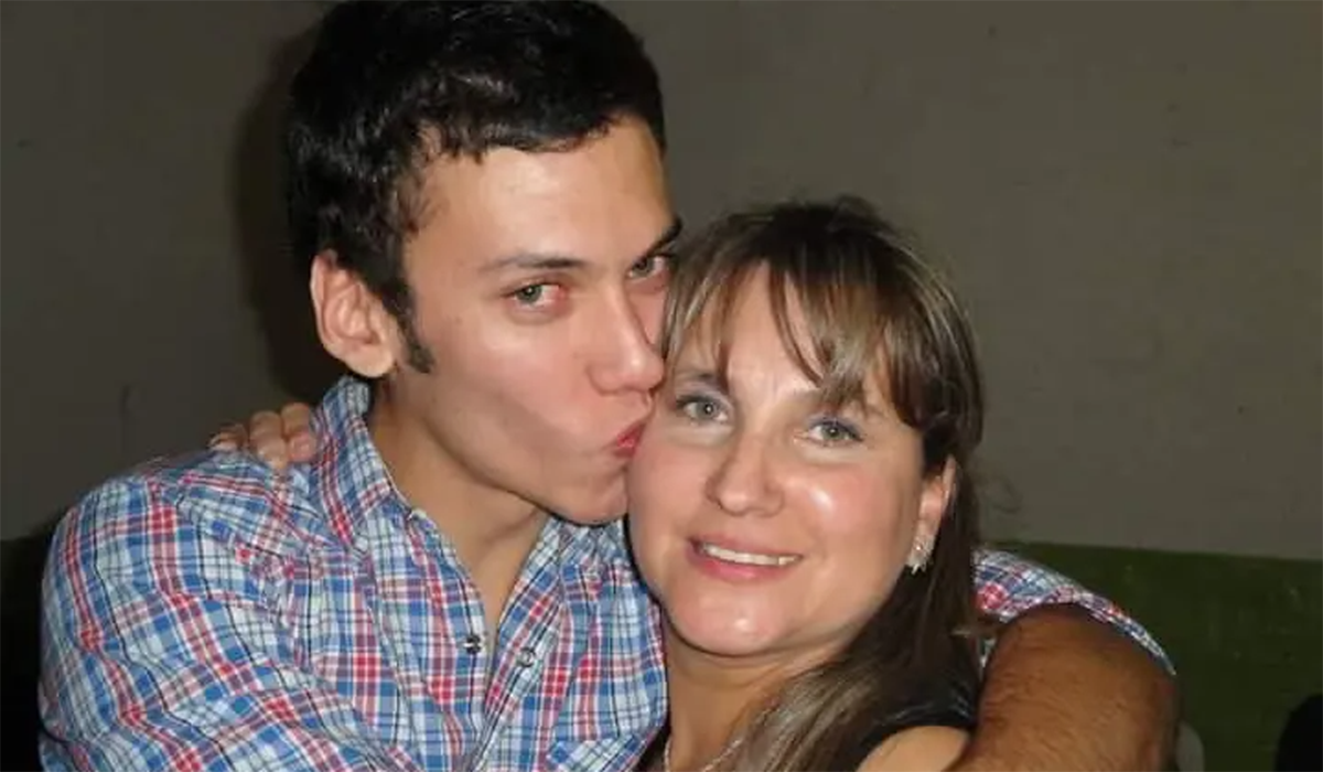 Alejandra Schouabs, junto a su hijo Luis. La mujer fundó Mariposas Blancas. Foto: gentileza