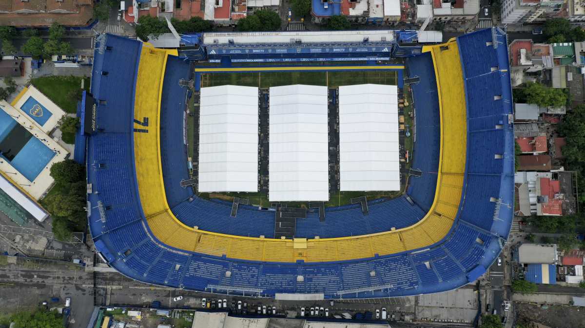 Las carpas en La Bombonera esperan por miles de socios de Boca para votar este domingo. (AP Photo/Gustavo Garello)