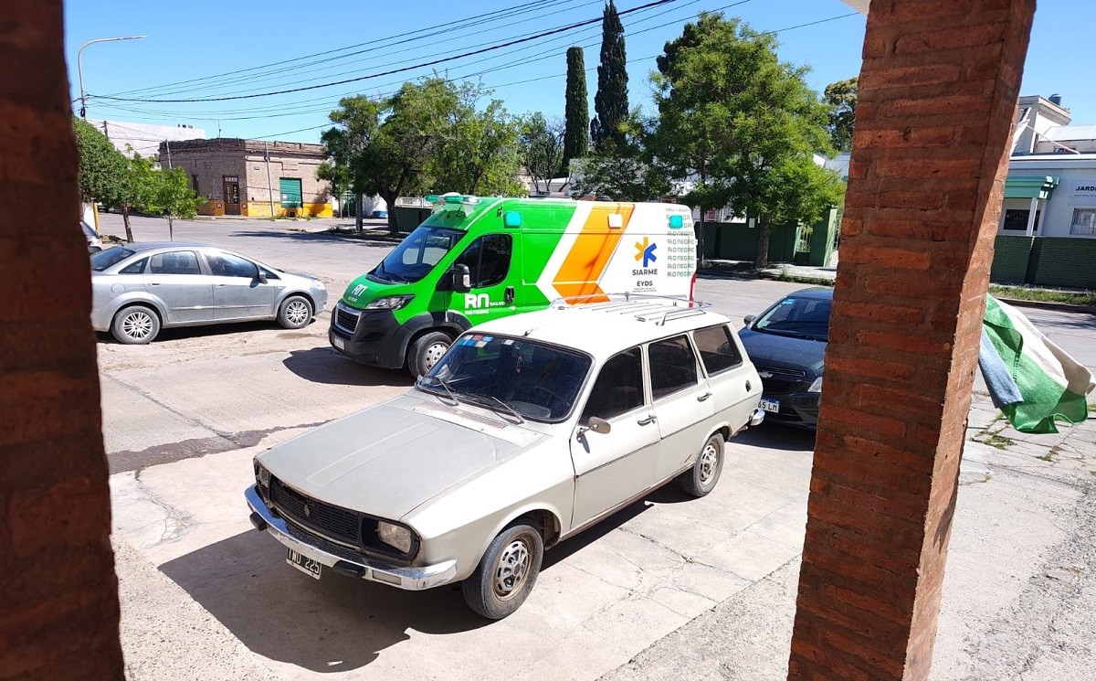 El cuartel de bomberos de la capital rionegrina se encuentra sobre calle Zatti, entre Álvaro Barros y Mitre.