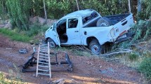 Imagen de Chocó con su auto a una camioneta, la hizo volcar en la Ruta 7 y se dio a la fuga