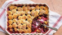 Imagen de Pedro Lambertini nos comparte su receta del cobbler de cerezas