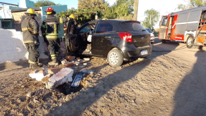 Perdió el control y chocó contra el paredón de una casa en Regina