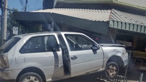 Perdió el control de su auto y casi terminó adentro de un comercio, en el centro de Neuquén