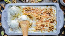 Imagen de Helado jengibre-canela con salsa de caramelo salado y nueces: una explosión de sabores