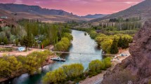 Imagen de El mozo influencer de Villa Llanquín: por sus fotos de esa joya a 40 km de Bariloche le llueven las consultas para ir este verano