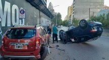 Imagen de Impactante choque y vuelco en pleno centro de Neuquén: el protagonista dio positivo en alcohol