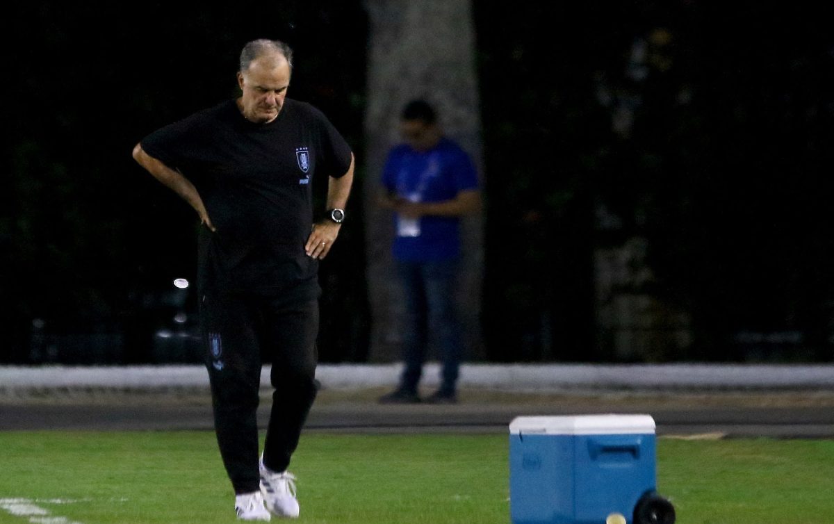 Bielsa se cruzó con un periodista uruguayo en conferencia de prensa.