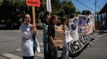 Imagen de Residentes médicos de Bariloche cumplen un paro activo y se manifestaron en la calle