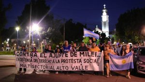 En una jornada cultural diferentes organizaciones  protestan contra la Ley Ómnibus y el DNU, en Roca