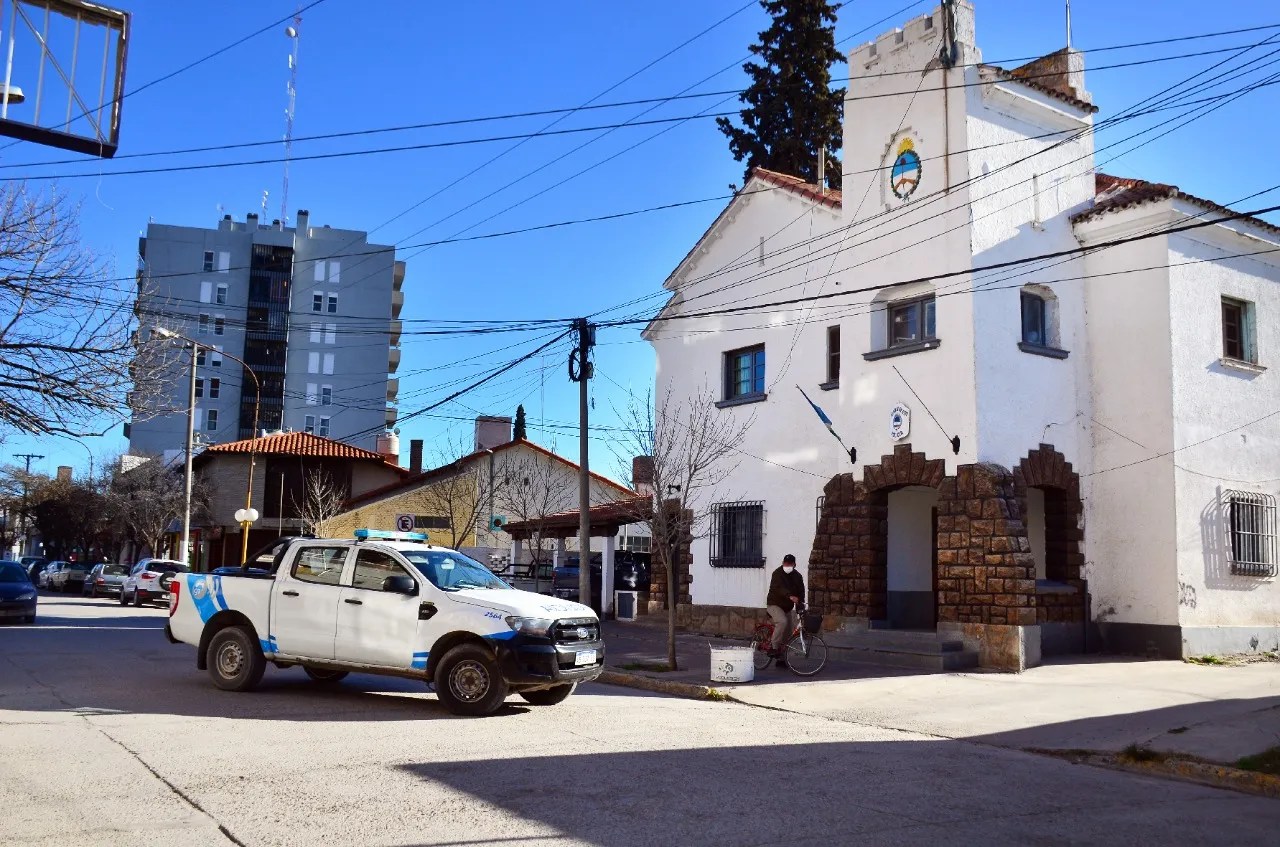 Atraparon a uno de los fugados de la comisaría Quinta de Regina. 