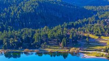 Imagen de Verano en un pueblo mágico de la Patagonia, entre montañas, agua cristalina y fiesta de la fruta fina