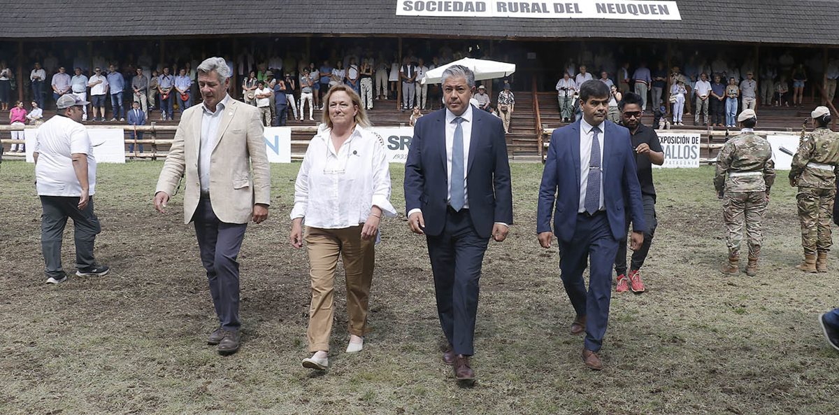 Los presidentes de la Sociedad Rural Argentina, Nicolás Pino, de la Sociedad Rural del Neuquén, Cecilia De Larminat; el gobernador Rolando Figueroa en la pista central de la Sociedad Rural del Neuquén en Junín de los Andes (Neuquén Informa)