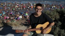 Imagen de Emanuel Calfín, el músico que viaja del Valle a Las Grutas para cautivar en las noches de verano