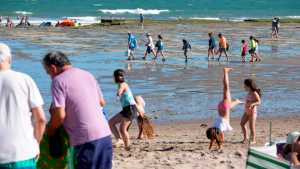 Después de la playa todos a festejar el cumple de Las Grutas: torta, bailes, música y brindis