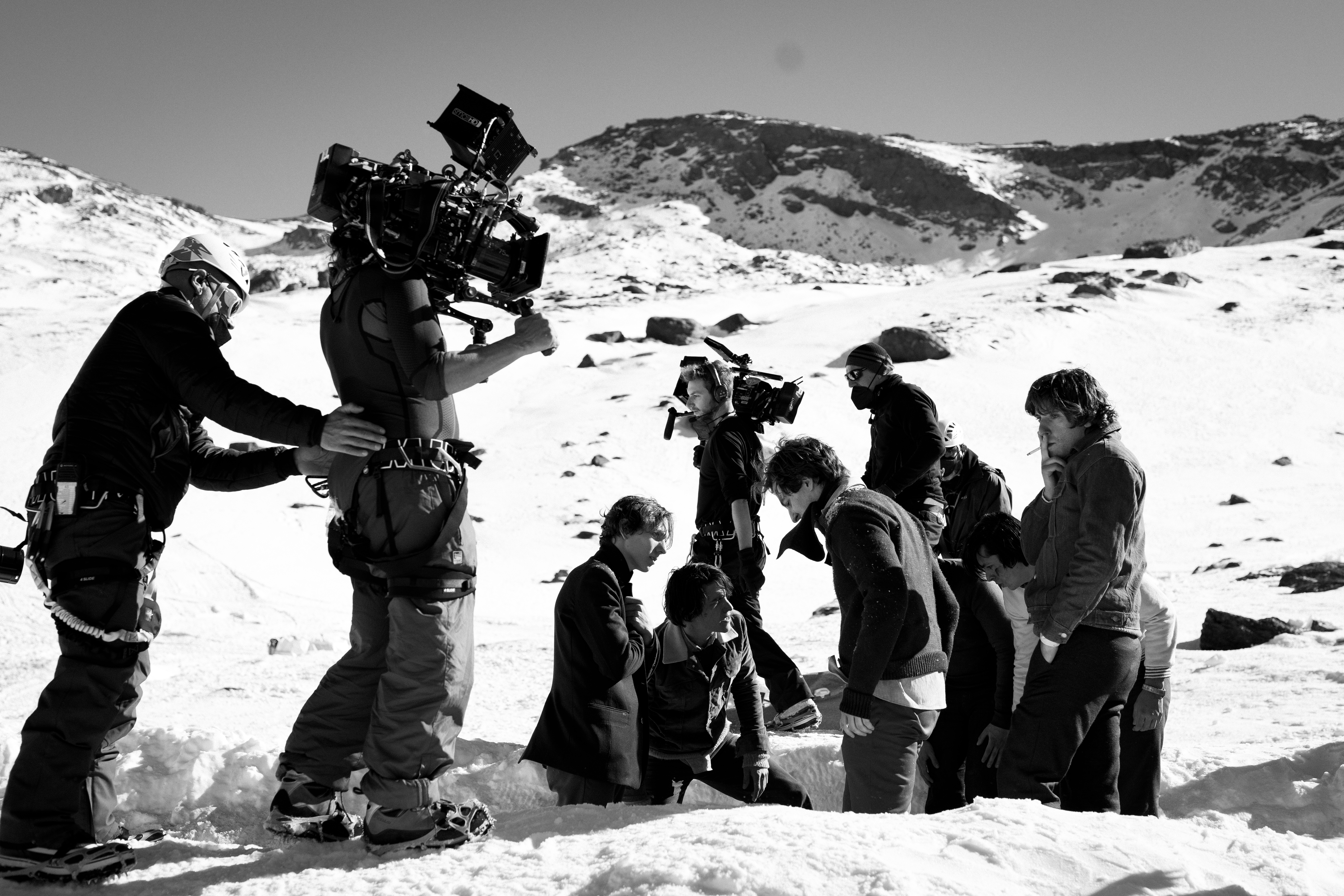El documental de 'La sociedad de la nieve' llega a Netflix: detrás de las  cámaras con equipo, actores y supervivientes