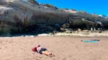 Imagen de Video: Pese a las advertencias, los turistas se exponen en los acantilados de Las Grutas