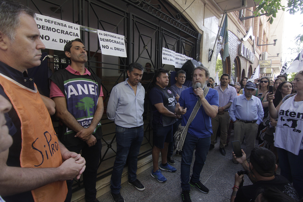 Judiciales, legislativos, UPCN, ADUNC, municipales, ATEN y el gremio de la Salud integran, entre otros, el Frente Gremial (foto Oscar Livera)