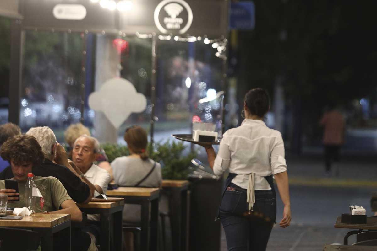 Gastronomía en Neuquén y Río Negro. La aceleración inflacionaria obliga a los empresarios a absorber aumentos de costos. Foto: Juan Thomes.