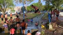 Imagen de Ola de calor extrema en Alto Valle: canales que parecen balnearios y riesgos latentes