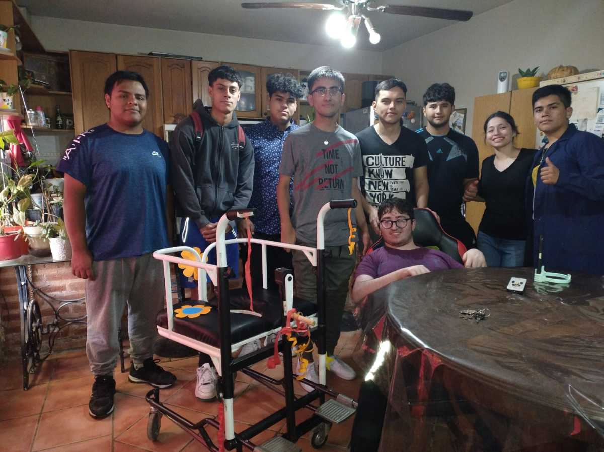 El día en que a Joaquín le cambió la vida: cuando estudiantes del CET 1 le entregaron la silla de transferencia que le fabricaron. Foto: gentileza CET 1