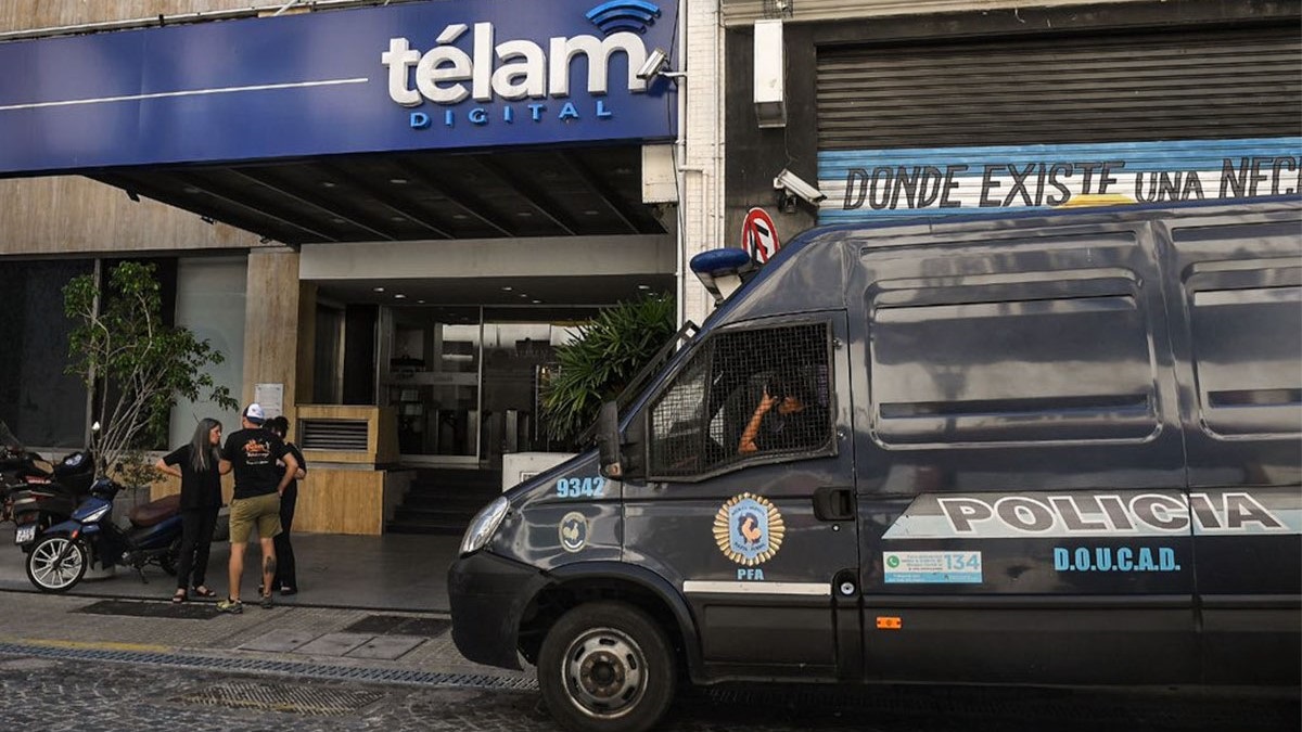 Denunciaron presencia policial fuera del edificio de Télam en San Telmo.