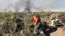 Imagen de Video | Extinguieron un incendio de pastizales en Las Grutas: el fuego había llegado hasta la Ruta 3