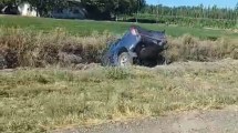 Imagen de Video: un camión lo chocó de atrás y terminó en un canal sobre la Ruta 22, cerca de Roca