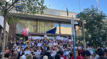 Imagen de Video: así fue el abrazo simbólico en contra de la privatización del Banco Nación en Neuquén