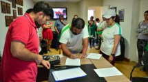 Imagen de Marcha atrás con los despidos en un pueblo de Neuquén: qué se acordó con los trabajadores