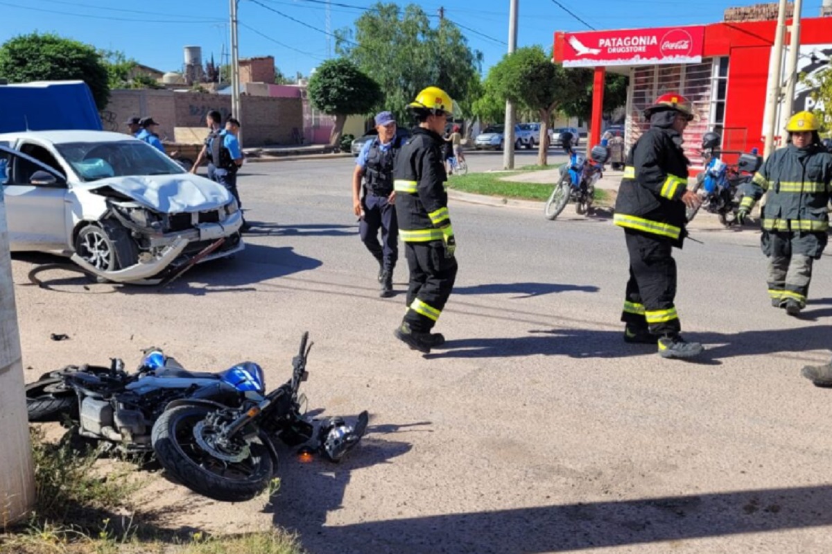 El motociclista sufrió heridas de consideración en su pierna. Foto: https://centenariodigital.com.ar/