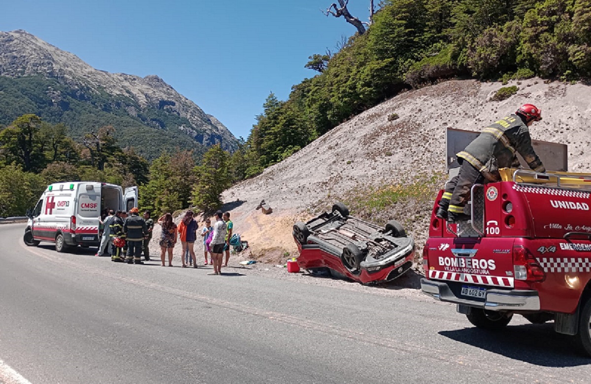 Ocurrió este mediodía, cerca del paso Cardenal Samoré. Foto: Gentileza Bomberos Villa La Angostura. 