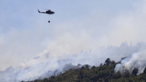 Incendio en Los Alerces: el viento reactivó focos y cortaron el acceso a un puente por precaución