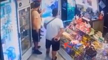 Imagen de Video: violento asalto a mano armada en un kiosco de Centenario