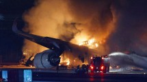 Imagen de Un avión se incendió en el aeropuerto de Tokio:  hay cinco muertos