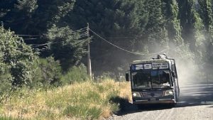 Video: Furor por la misteriosa aparición de un colectivo de La Boca en San Martín de los Andes