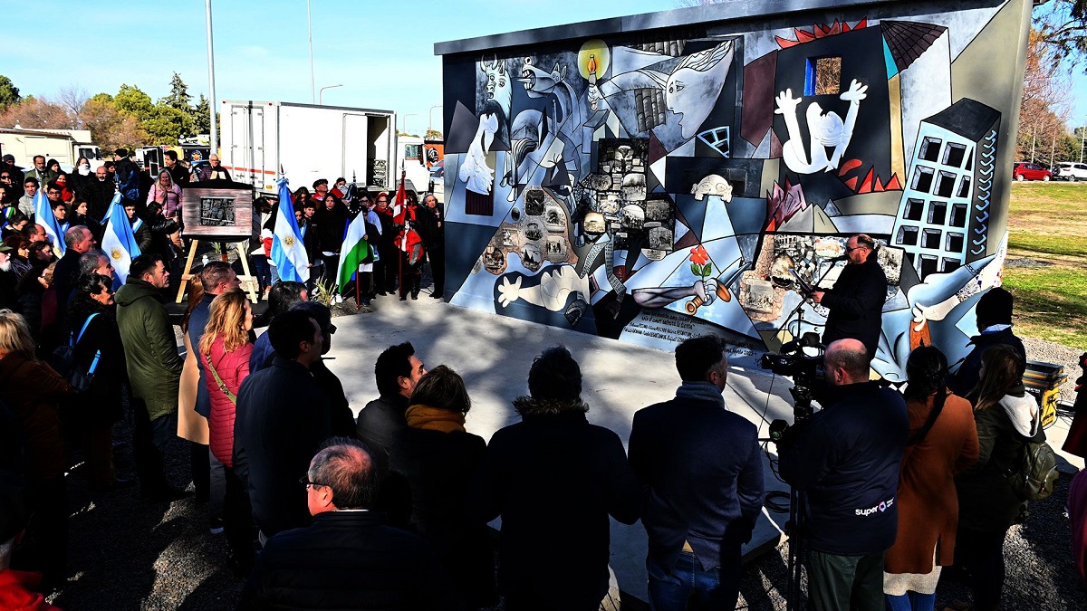 El anfiteatro Guernica de Viedma está ubicado sobre la costanera Norte, frente a los carritos de comida. 