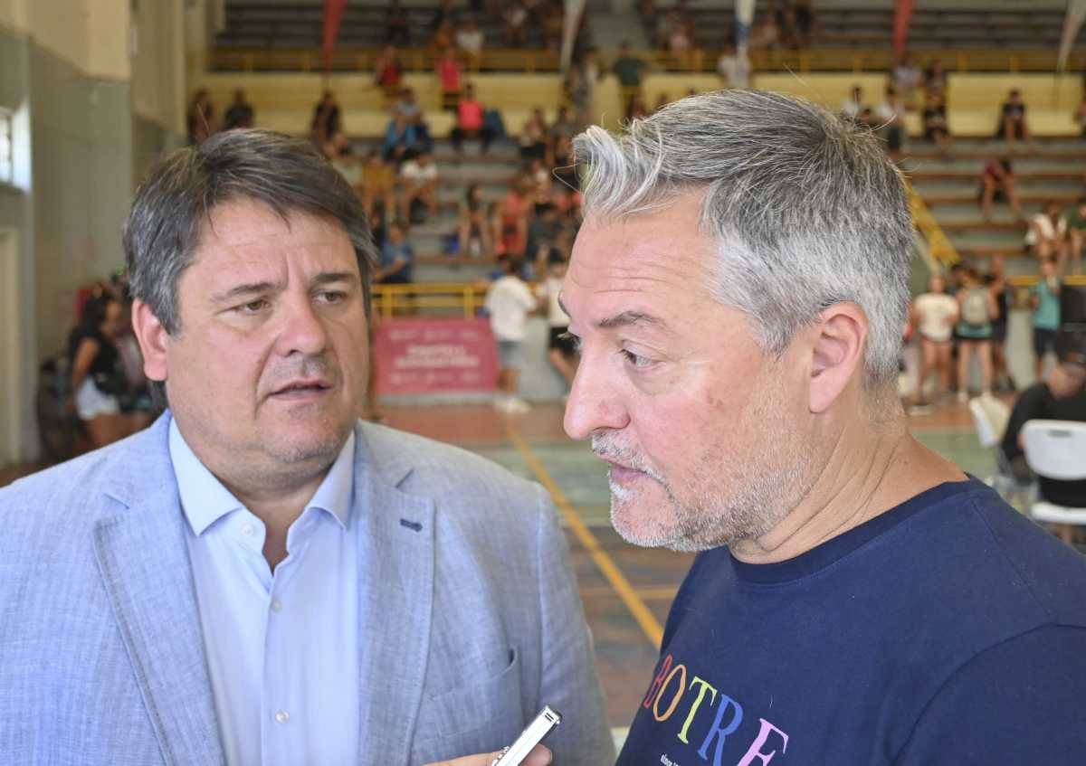 El intendente Mariao Gaido y el secretario Mauricio Serenelli dieron detalles de las colonias de verano en Neuquén (foto Florencia Salto)