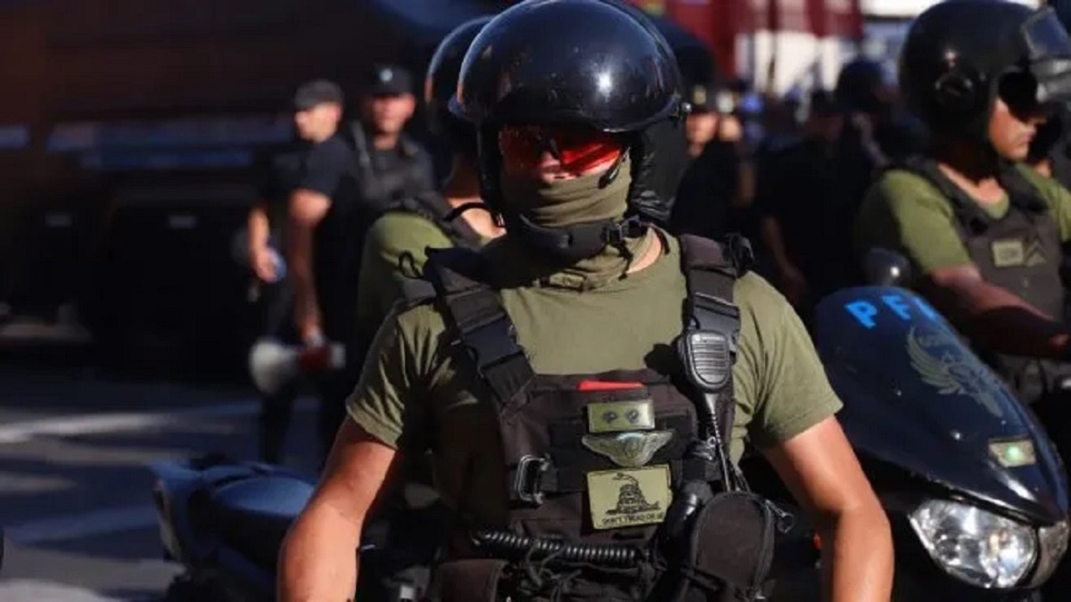 Polémica por un policía con la bandera libertaria en su uniforme, durante las protestas por la Ley Ómnibus